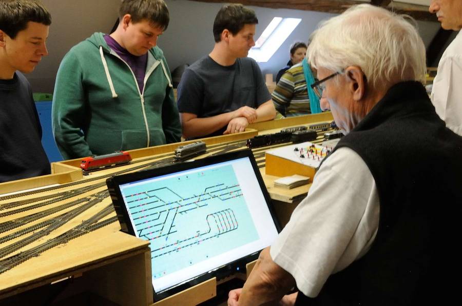 Die Zugsbewegungen der Normalspur werden am Touchscreen überwacht und gesteuert. Die Zugsbewegungen der Normalspur werden am Touchscreen überwacht und gesteuert.
