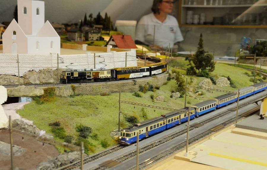 Während der Golden Pass Panoramic die Kirche umrundet, wartet der Regionalzug im... Während der Golden Pass Panoramic die Kirche umrundet, wartet der Regionalzug im...