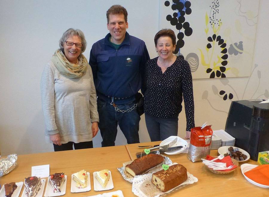 Der Beizer und seine Helferinnen präsentieren das gluschtige Kuchenbüffet ... Der Beizer und seine Helferinnen präsentieren das gluschtige Kuchenbüffet ...