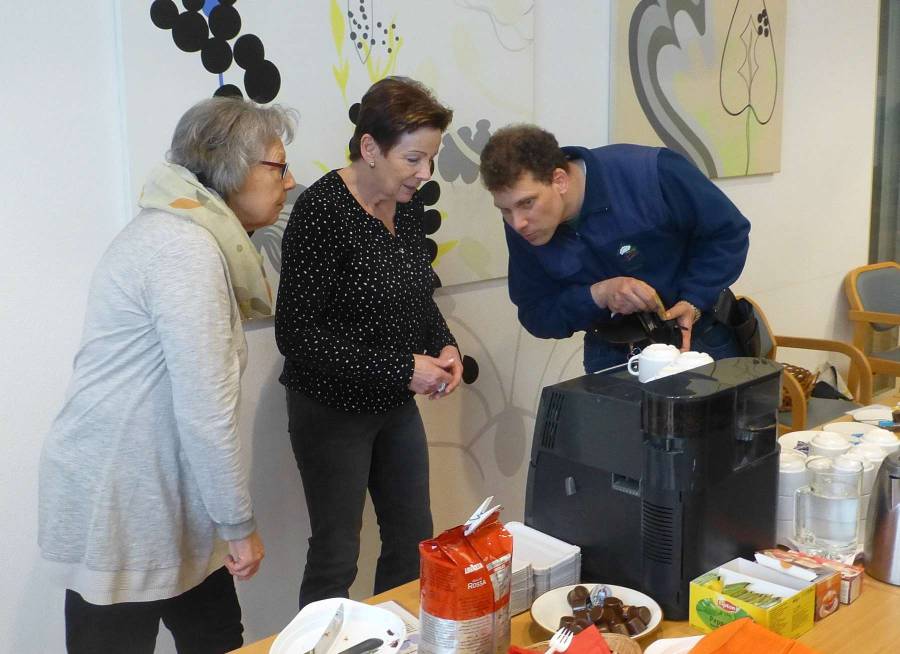 ... wenn sie sich nicht auf die Kaffeemaschine konzentrieren müssen. ... wenn sie sich nicht auf die Kaffeemaschine konzentrieren müssen.