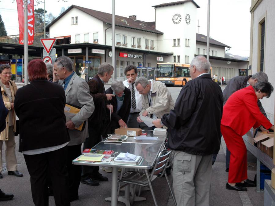 Der Empfangstisch am Samstag Morgen beim Bahnhof Liestal (22.04.2006) Der Empfangstisch am Samstag Morgen beim Bahnhof Liestal (22.04.2006)