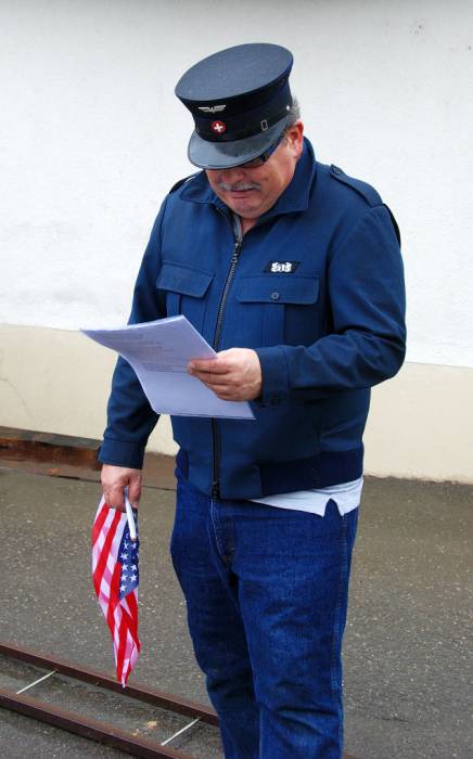 wendet sich Marc in Versform an die Hochzeitsgesellschaft. ------------ In
seiner BVB Uniform gibt er danach mit der Amerikanerfahne den Abfahrtsbefehl ... wendet sich Marc in Versform an die Hochzeitsgesellschaft. ------------ In
seiner BVB Uniform gibt er danach mit der Amerikanerfahne den Abfahrtsbefehl ...