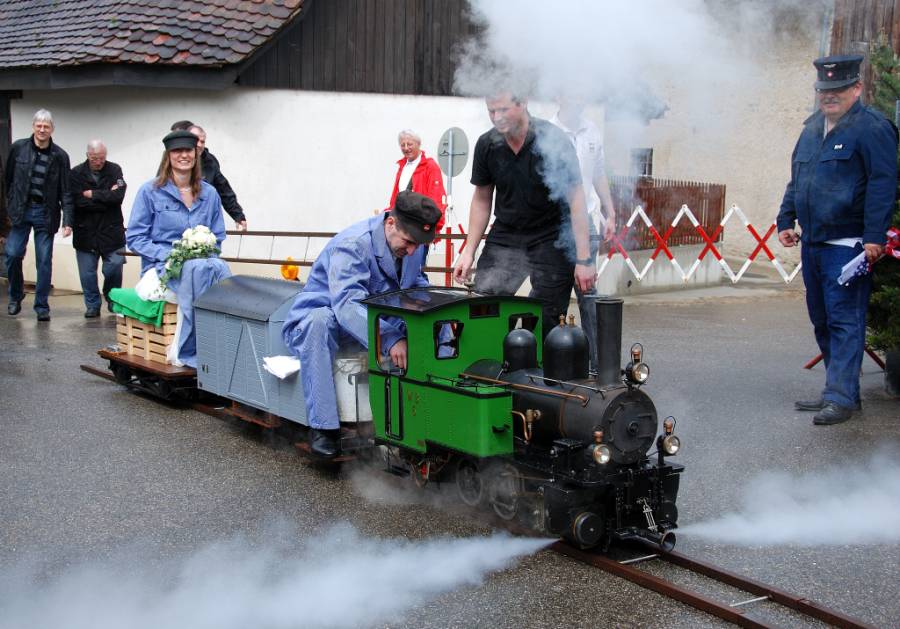 und der Zug setzt sich mit Volldampf in Bewegung. und der Zug setzt sich mit Volldampf in Bewegung.