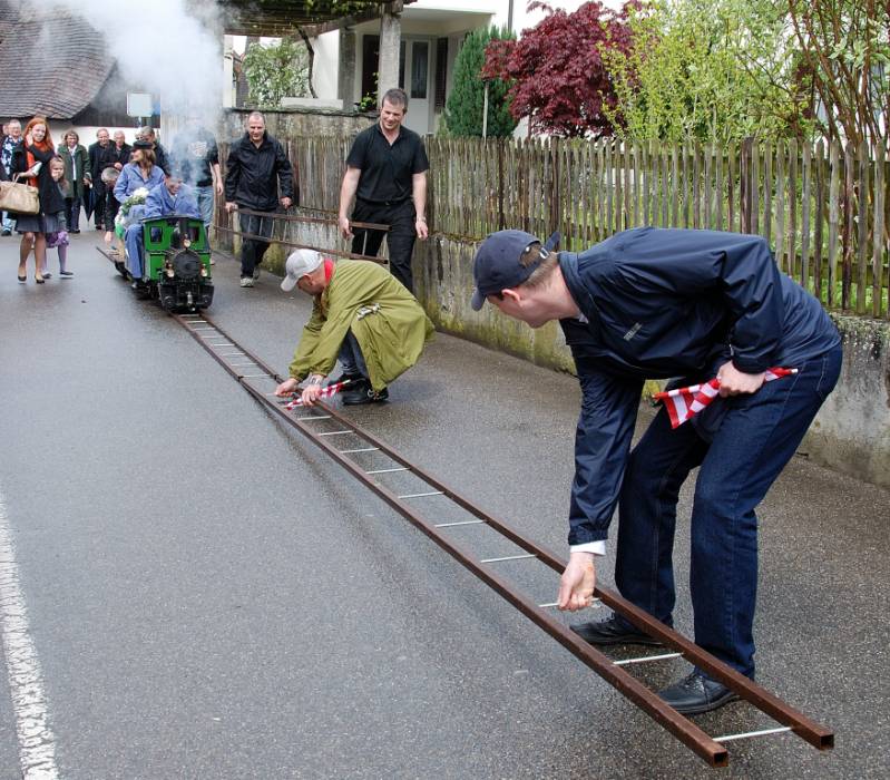 Allerdings nur in langsamer Fahrt, da die Gleise, die hinten abgebaut werden,... Allerdings nur in langsamer Fahrt, da die Gleise, die hinten abgebaut werden,...