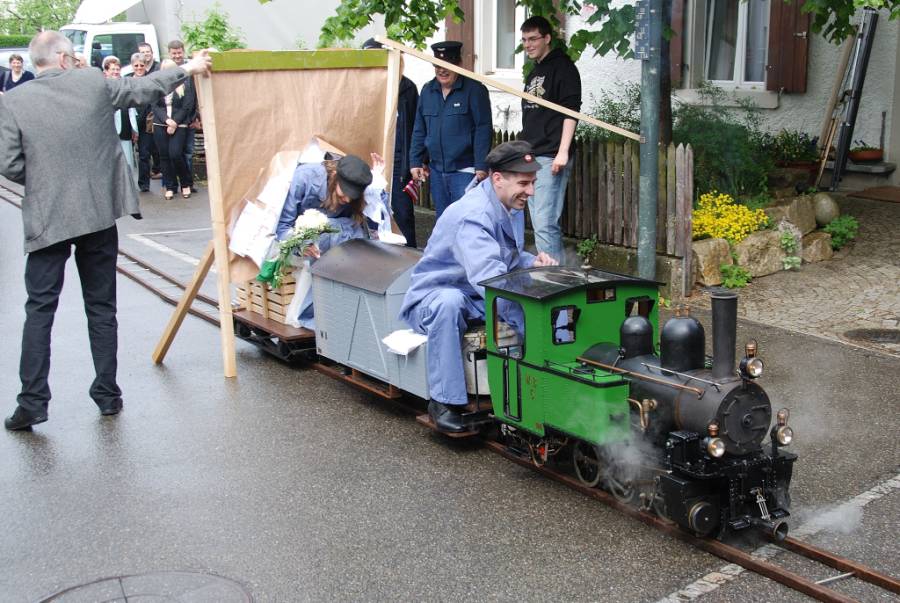 Schliesslich wird aber das Tunnelportal durchfahren. ------ Nachdem Regine
und Damir die Aufgabe zu ihrem Nebenjob beim Ysebähnli am Rhy erfolgreich... Schliesslich wird aber das Tunnelportal durchfahren. ------ Nachdem Regine
und Damir die Aufgabe zu ihrem Nebenjob beim Ysebähnli am Rhy erfolgreich...