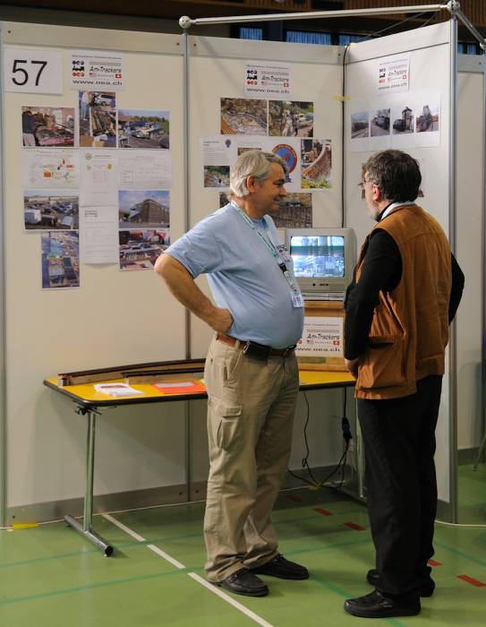 Fredy unterhält sich vor dem Info-Stand mit dem LOKI-Redaktor. Ob da wohl über... Fredy unterhält sich vor dem Info-Stand mit dem LOKI-Redaktor. Ob da wohl über...