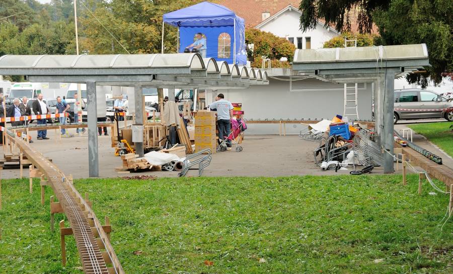 Die eine Schleife führt um die Veloständer herum. Hier ist auch der 135 Wagen... Die eine Schleife führt um die Veloständer herum. Hier ist auch der 135 Wagen...