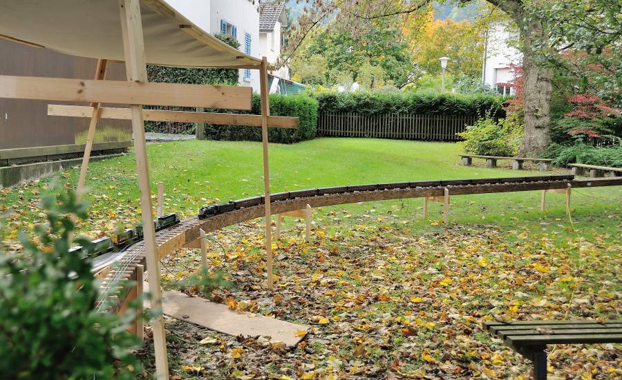 Das Ende der Schleife befindet sich im benachbarten Garten. Beim Übergang auf... Das Ende der Schleife befindet sich im benachbarten Garten. Beim Übergang auf...