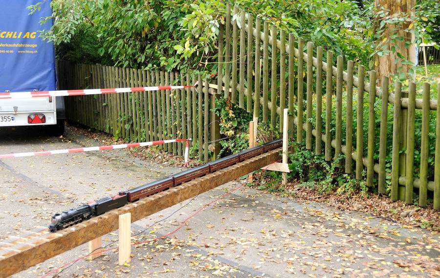Zum Verlassen des Gartens wurde der Gartenzaun angehoben. Hier wird der Zugang...