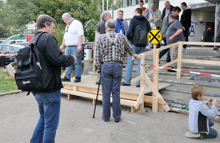 .. wo in einem Tunnel die verlängerte Zugangstreppe unterquert wird.