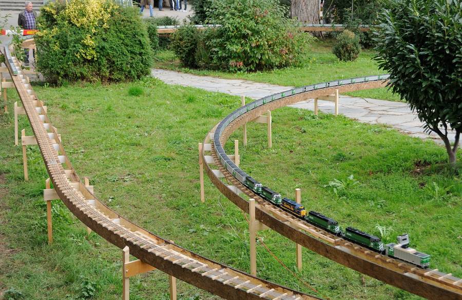 Unmittelbar danach durchfährt der Zug die zweite Schleife, hier mit einem... Unmittelbar danach durchfährt der Zug die zweite Schleife, hier mit einem...