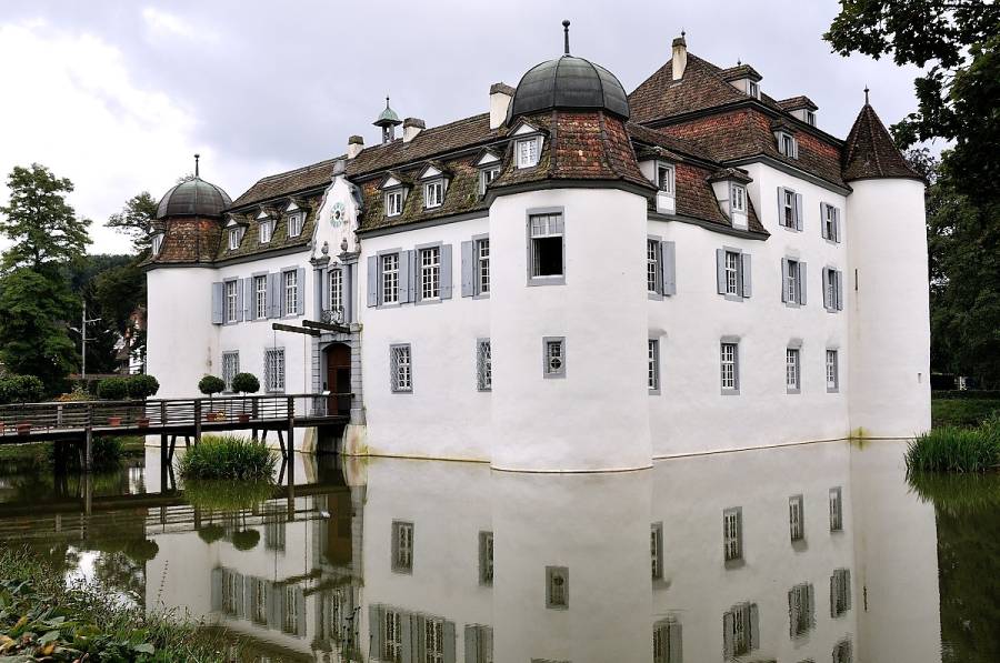 Im Wasserschloss Bottmingen ..