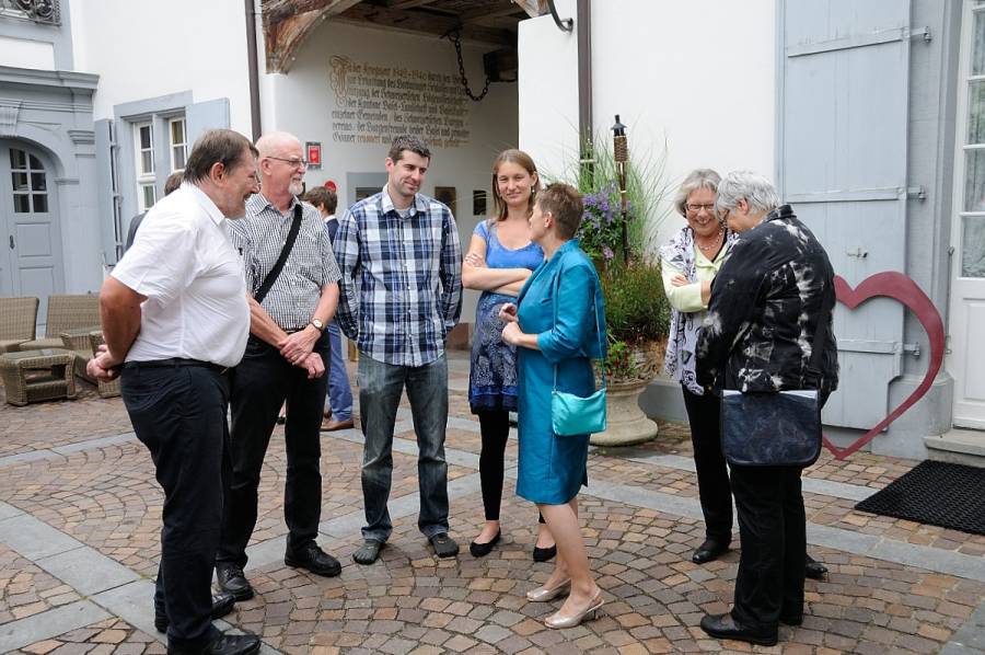 Im Innenhof diskutiert derweilen ein Teil der anwesenden OEA ler.