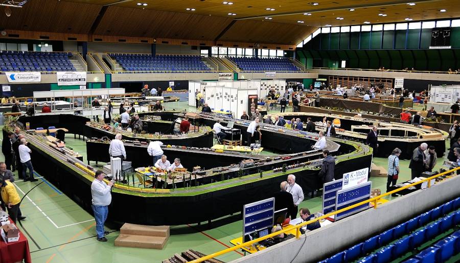 Die Halle ist wieder gut gefüllt mit Anlagen. Dem Rand entlang sind die...