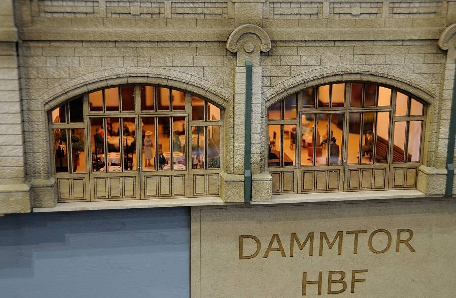  das für die detailgetreue Nachbildung des Bahnhofsbuffets und des Wartsaales...