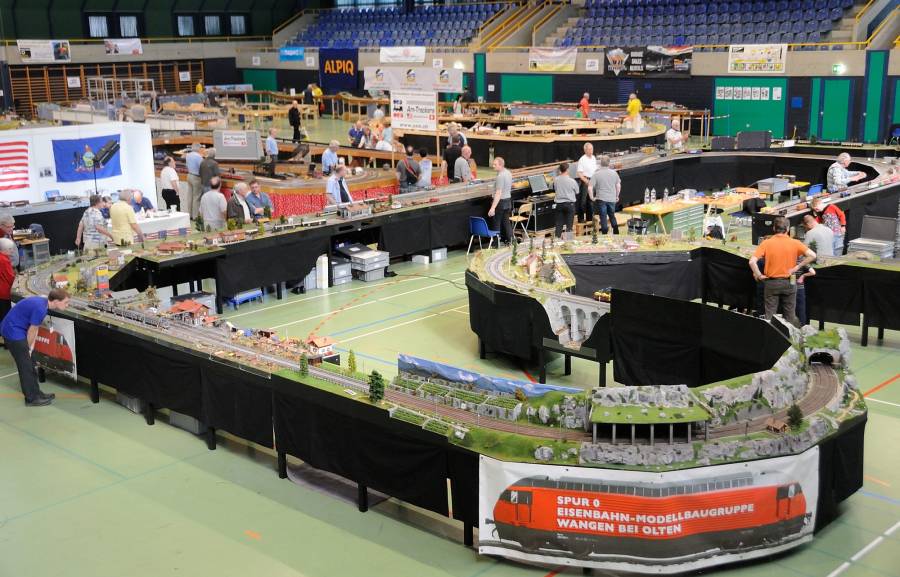 Ein Blick vom Beizli über die Halle zeigt im Vordergrund die Modellbaugruppe... Ein Blick vom Beizli über die Halle zeigt im Vordergrund die Modellbaugruppe...