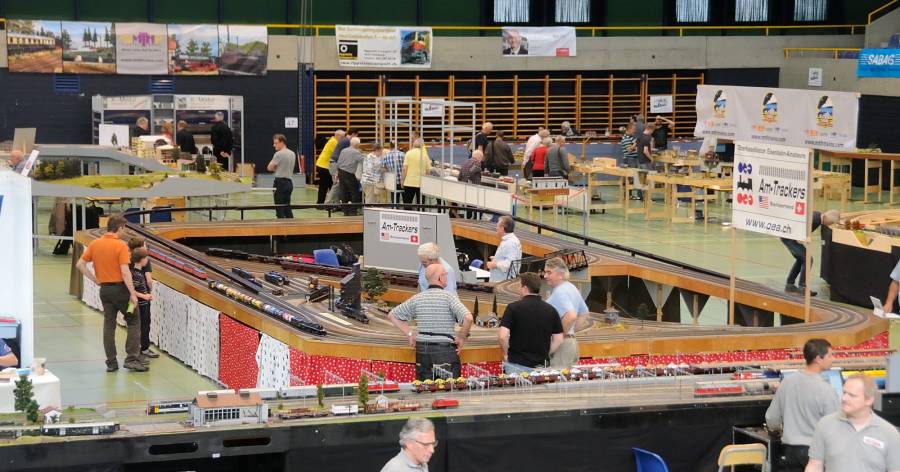 ..... diesmal steht die Anlage in der Mitte der Halle. ..... diesmal steht die Anlage in der Mitte der Halle.