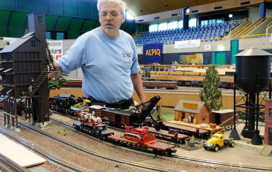 Christian überprüft die Baufahrzeuge, die im Depotareal aufgestellt sind.