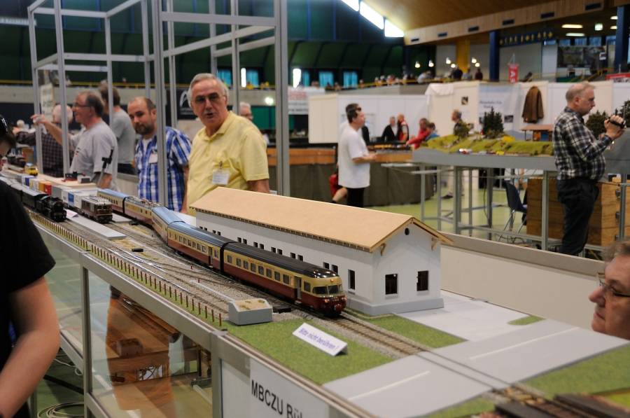 Beim Modellbahnclub Zürcher Unterland wird die Ausfahrt des RAe TEE Zuges genau...