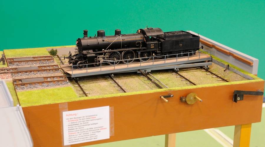Auf der Dreh-Schiebebühne der Winterthurer Eisenbahn-Amateure erwartet die A 3/5... Auf der Dreh-Schiebebühne der Winterthurer Eisenbahn-Amateure erwartet die A 3/5...