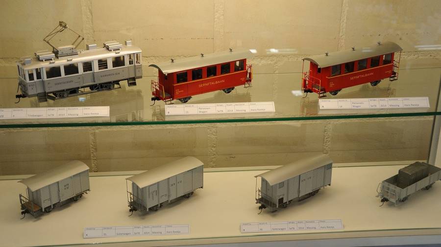 In einer Vitrine finden sich Modelle der längst eingestellten Sernftalbahn .....