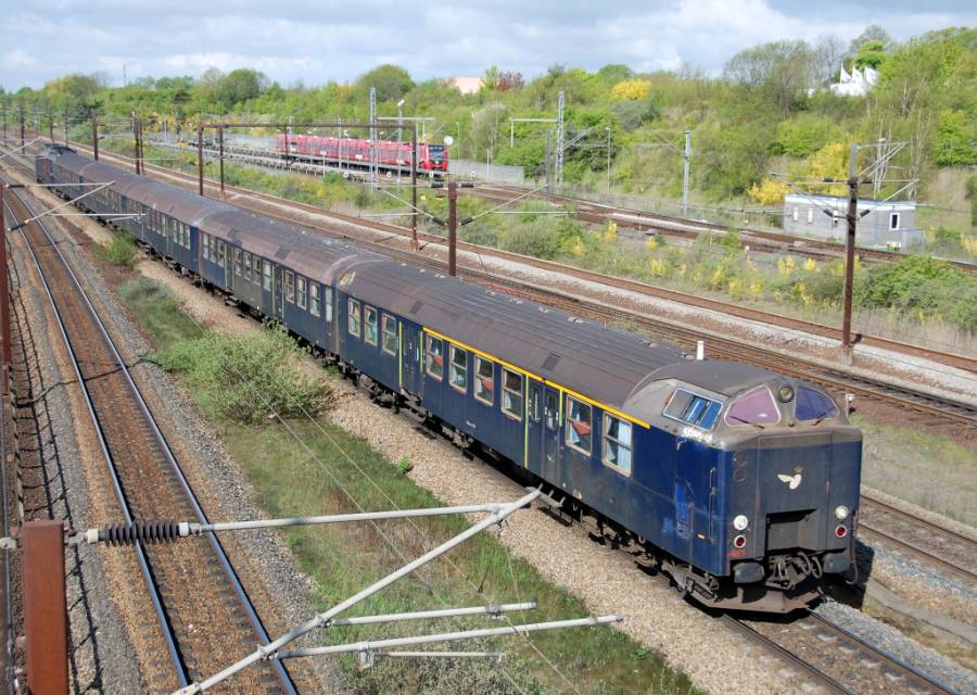 Die Silberling-ähnlichen Nahverkehrswagen sind bei der DSB immer noch im
Einsatz, dank der um Jahre verspäteten Ablieferung der IC 4 Triebwagen durch... Die Silberling-ähnlichen Nahverkehrswagen sind bei der DSB immer noch im
Einsatz, dank der um Jahre verspäteten Ablieferung der IC 4 Triebwagen durch...