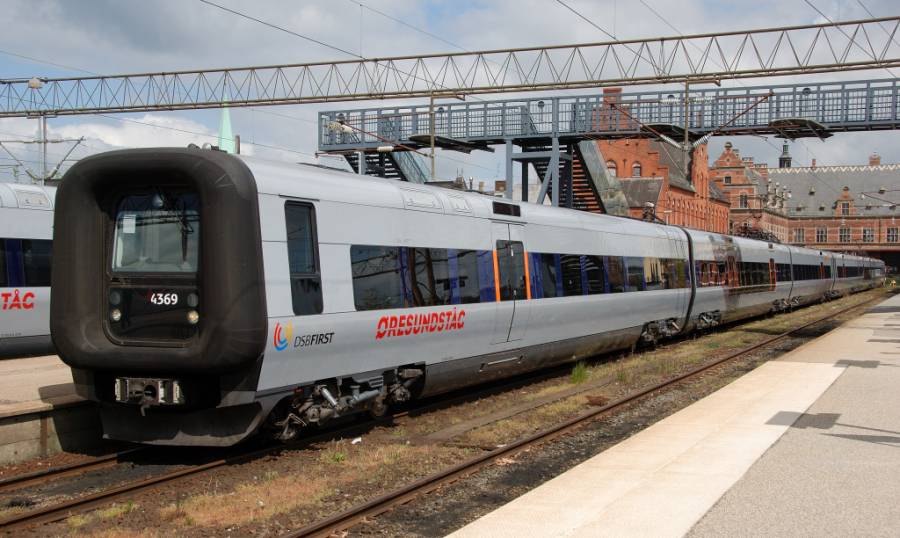 Die Triebzüge Typ ET (dän.) bzw. X31K (schwed.) werden für die Öresundzüge
(Helsingör-Kopenhagen-Malmö-Göteborg/Kalmar/Karlskrona) verwendet und seit
Anfangs 2009 von der DSB First, einer Tochter der DSB und der britischen... Die Triebzüge Typ ET (dän.) bzw. X31K (schwed.) werden für die Öresundzüge
(Helsingör-Kopenhagen-Malmö-Göteborg/Kalmar/Karlskrona) verwendet und seit
Anfangs 2009 von der DSB First, einer Tochter der DSB und der britischen...