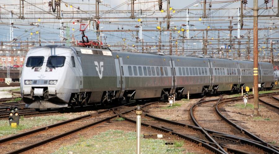 Die X 2000 Neigezüge waren früher blau/weiss/silber. Nun wirken sie, so grau in...