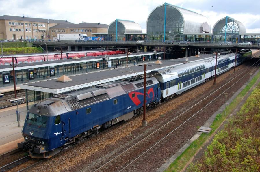 Die ME 1501 - 1537 sind die neusten Dieselloks. ME 1535 im Bahnhof Høje... Die ME 1501 - 1537 sind die neusten Dieselloks. ME 1535 im Bahnhof Høje...