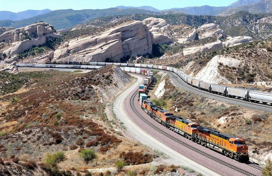 In der Sullivans Curve kreuzt ein BNSF Container- und Trailerzug einen...