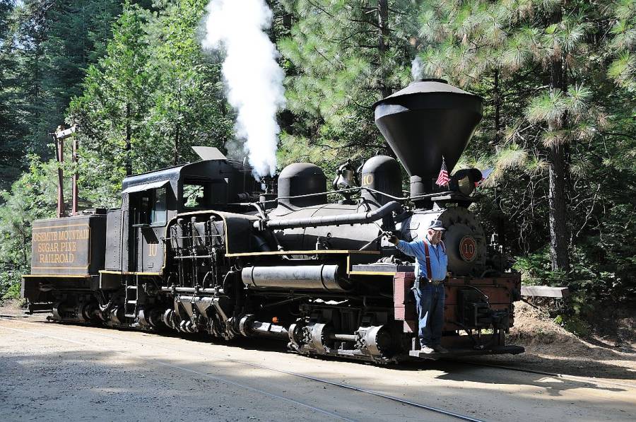 Die Shay Nr. 10 der Yosemite Mountain Sugar Pine Railroad beim Rangieren in Fish... Die Shay Nr. 10 der Yosemite Mountain Sugar Pine Railroad beim Rangieren in Fish...
