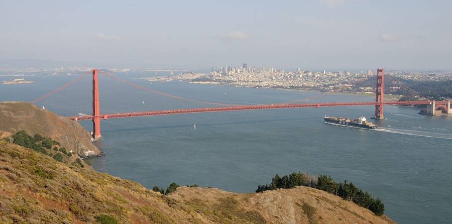 Auch wenn sich kein Zug auf dem Bild findet, ist der Blick über die Golden Gate
Bridge nach San Francisco hinüber immer wieder überwältigend. Links aussen ist
die ehemalige Gefängnisinsel Alcatraz sichtbar.  ----- © Markus Amport, 11. 9....