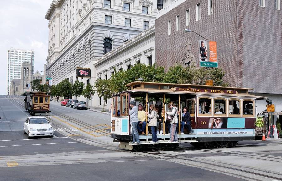 Das eisenbahntechnische Highlight in San Francisco ist natürlich der Cable Car.
Hier überquert ein Wagen der Powell & Hide Line die California Line. ----- ©... Das eisenbahntechnische Highlight in San Francisco ist natürlich der Cable Car.
Hier überquert ein Wagen der Powell & Hide Line die California Line. ----- ©...