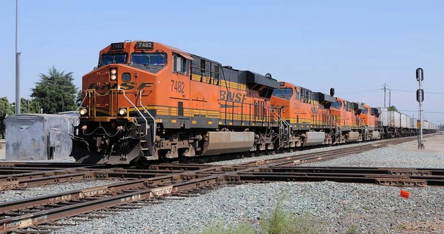 Der BNSF Trailerzug rumpelt über den Diamond in Stockton (rechtwinklige Kreuzung... Der BNSF Trailerzug rumpelt über den Diamond in Stockton (rechtwinklige Kreuzung...