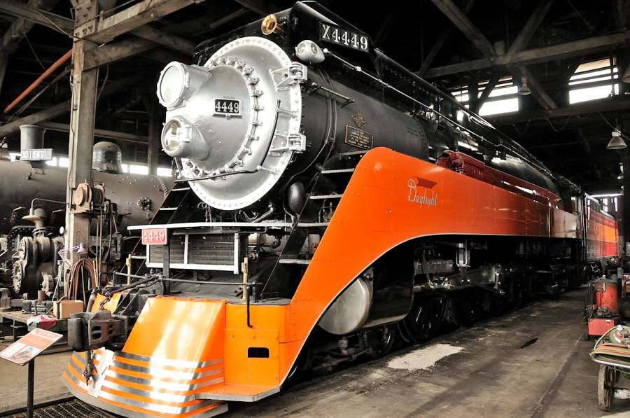Die Daylight steht vor dem Umzug aus dem alten Southern Pacific (heute Union
Pacific) Lokschuppen in Portland in ein neues Gebäude, wo sie auch der... Die Daylight steht vor dem Umzug aus dem alten Southern Pacific (heute Union
Pacific) Lokschuppen in Portland in ein neues Gebäude, wo sie auch der...