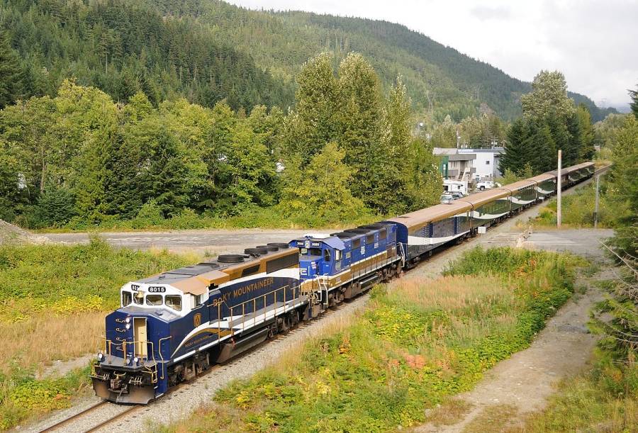 Der Rocky Mountaineer, ein privater Reisezug, verlässt eben den von den
olympischen Spielen bekannten Wintersportort Whistler auf der Rückfahrt nach
North Vancouver. An der Spitze eine modernisierte GP40-2W. ----- © Markus... Der Rocky Mountaineer, ein privater Reisezug, verlässt eben den von den
olympischen Spielen bekannten Wintersportort Whistler auf der Rückfahrt nach
North Vancouver. An der Spitze eine modernisierte GP40-2W. ----- © Markus...