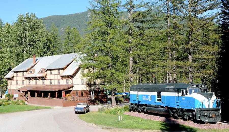 Bei Eisenbahnfreuden ist das Izaak Walton Inn bekannt. Es liegt direkt am
Bahnhof Essex. Seit 1½ Jahren kann auch in einer ehemaligen F45, im letzten
Anstrich der ehemals hier heimischen Great Northern, übernachtet werden. -----... Bei Eisenbahnfreuden ist das Izaak Walton Inn bekannt. Es liegt direkt am
Bahnhof Essex. Seit 1½ Jahren kann auch in einer ehemaligen F45, im letzten
Anstrich der ehemals hier heimischen Great Northern, übernachtet werden. -----...