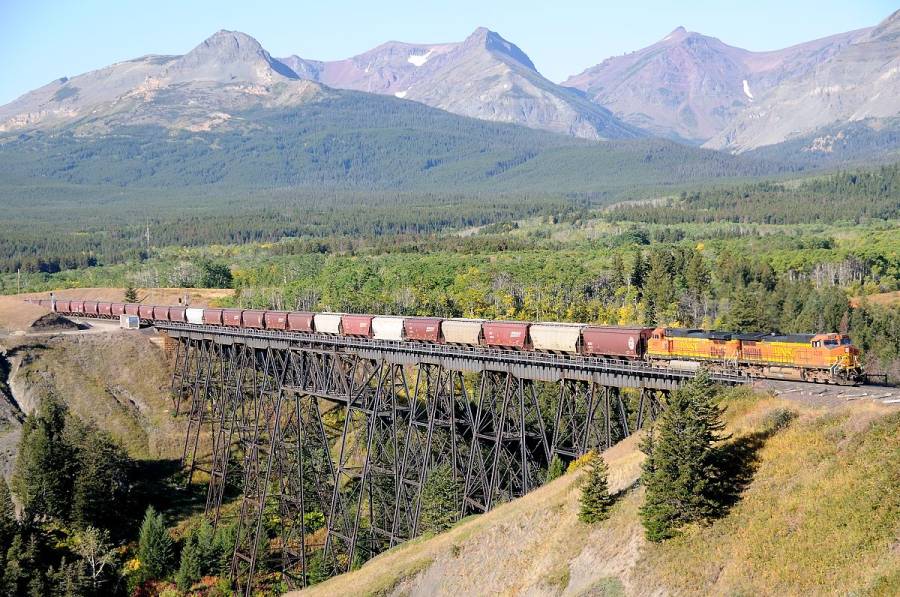 Der ostwärts fahrende Getreidezug überquert den Two Medicine Creek, unmittelbar
östlich von East Glacier. Er verlässt damit auch den Glacier National Park und...