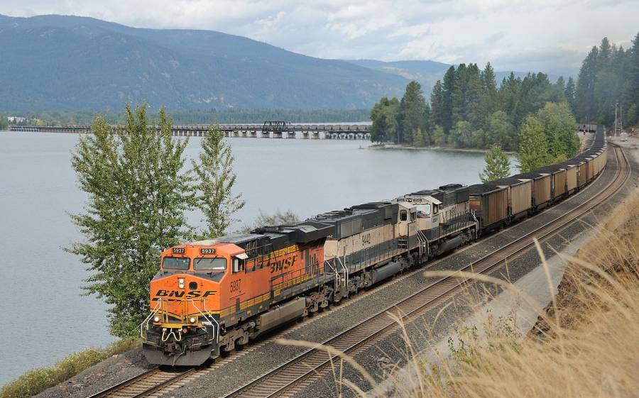Unmittelbar südlich von Sandpoint überquert der BNSF Kohlezug den Lake Pend
Oreille um sich später westwärts Richtung Spokane zu wenden.  ----- © Markus...