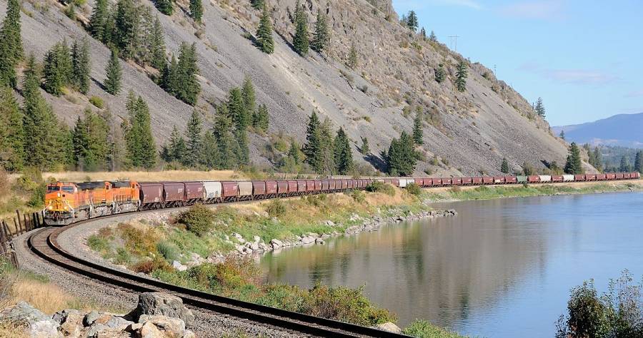 Der BNSF Getreidezug fährt in der Nähe von Thompson Falls dem Clark Fork River...