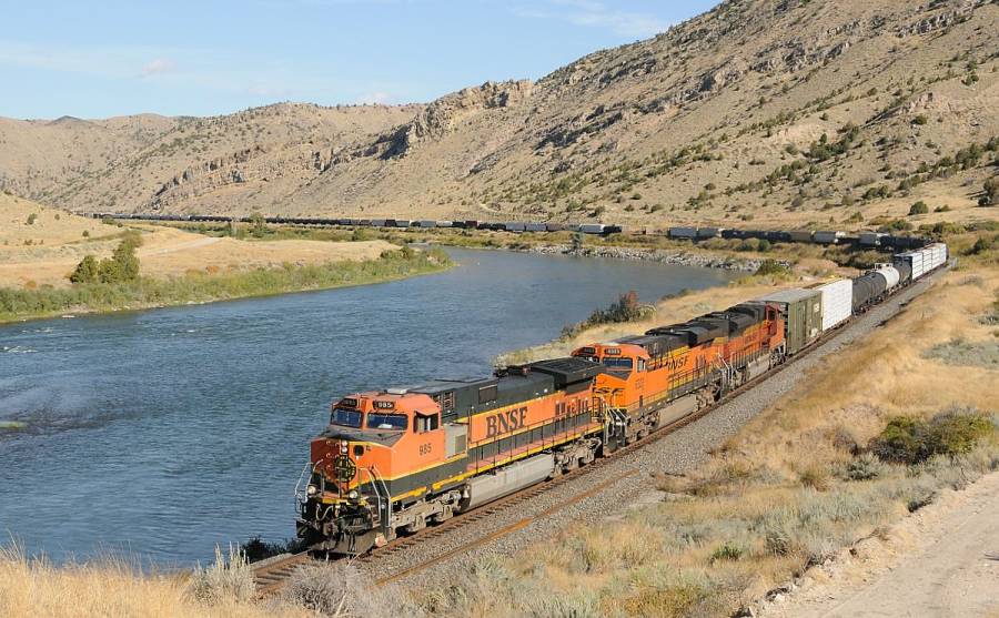 Der gemischte Güterzug der BNSF fährt östlich von Toston dem Missouri entlang...