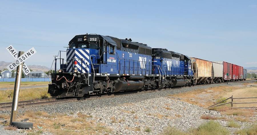 Die beiden älteren SD40-2 der Montana Rail Link ziehen den Local über einen... Die beiden älteren SD40-2 der Montana Rail Link ziehen den Local über einen...