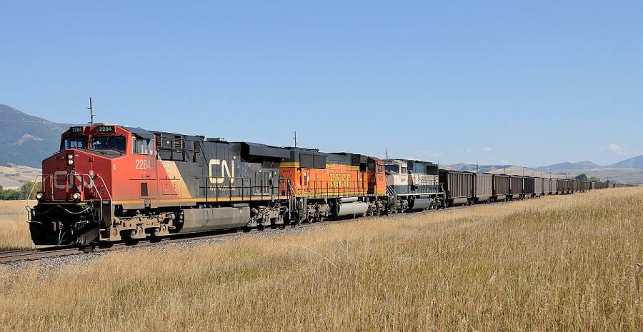 Westwärts fahrender BNSF Kohlezug östlich von Logan mit farbiger Bespannung: An
der Spitze hilft eine ES44DC der Canadian National aus. ----- © Markus Amport,... Westwärts fahrender BNSF Kohlezug östlich von Logan mit farbiger Bespannung: An
der Spitze hilft eine ES44DC der Canadian National aus. ----- © Markus Amport,...