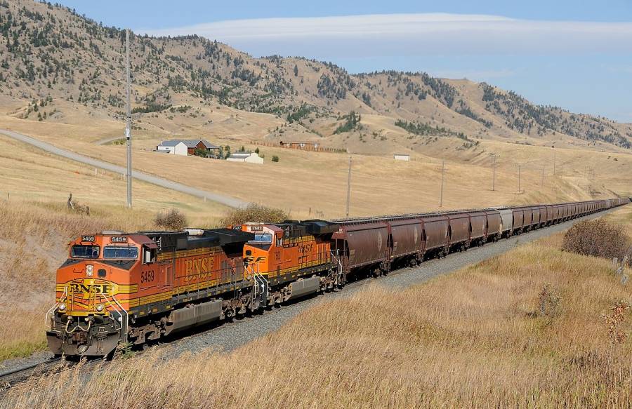 Ein BNSF Getreidezug kriecht auf der Ostseite den Bozeman Pass hinauf. Die
Zwischenloks sind an den Abgasen ganz am rechten Bildrand erahnbar. ----- ©... Ein BNSF Getreidezug kriecht auf der Ostseite den Bozeman Pass hinauf. Die
Zwischenloks sind an den Abgasen ganz am rechten Bildrand erahnbar. ----- ©...