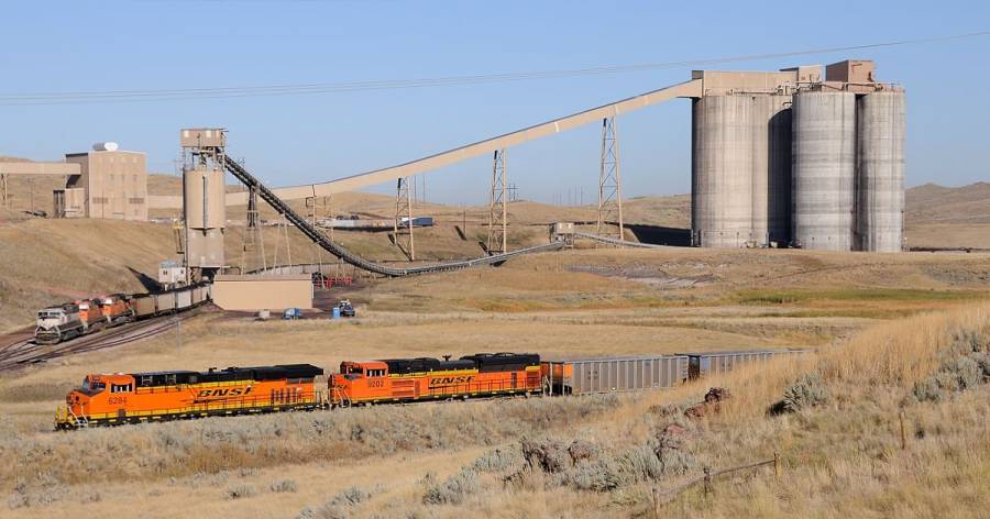 Im Powder River Basin befinden sich viele Kohleminen. In der Rawhide Mine sind
die Schubloks und darüber die Spitzenloks des Kohlezuges zu sehen, der langsam
durch die Verladeanlage unter den Silos im Hintergrund kriecht. --- © Markus... Im Powder River Basin befinden sich viele Kohleminen. In der Rawhide Mine sind
die Schubloks und darüber die Spitzenloks des Kohlezuges zu sehen, der langsam
durch die Verladeanlage unter den Silos im Hintergrund kriecht. --- © Markus...