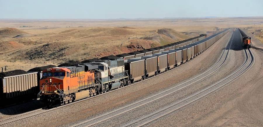 Ein nachfolgender BNSF Leerzug kreuzt die beiden beladenen Züge aus dem
vorherigen Bild, die je etwa 18000 t Kohle transportieren. Der 4. Zug ist ein...
