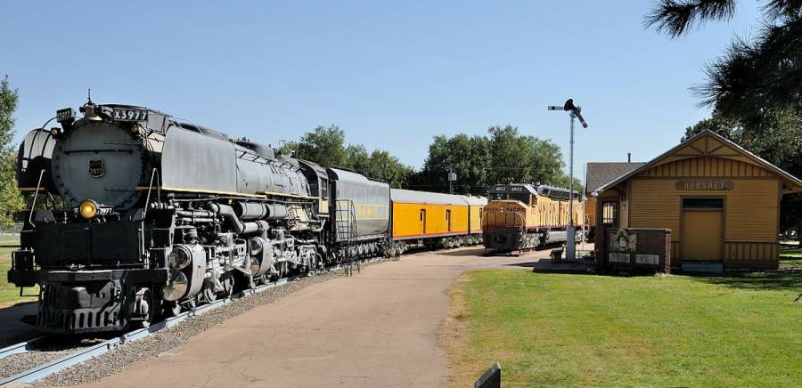 Ein Challenger und eine DDA40X stehen im Cody Park in North Platte neben dem...