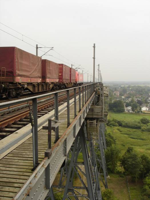 Natürlich kam auch ab und zu ein Zug vorbei Natürlich kam auch ab und zu ein Zug vorbei