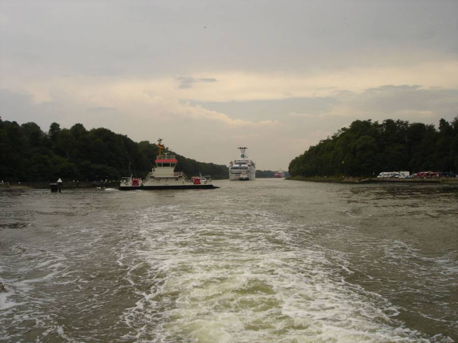 Unterwegs auf dem Nord-Ostsee-Kanal nach Kiel Unterwegs auf dem Nord-Ostsee-Kanal nach Kiel
