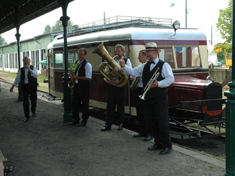 Begrüssung an der Station "Schönenberger Strand" mit Musik Begrüssung an der Station "Schönenberger Strand" mit Musik
